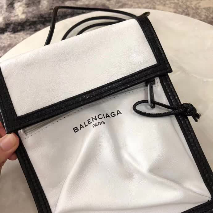 BALENCIAG巴黎世家 皮繩挎包 手機包 原版進口褶皺皮 數碼燙金logo 植鞣皮繩  BL1092